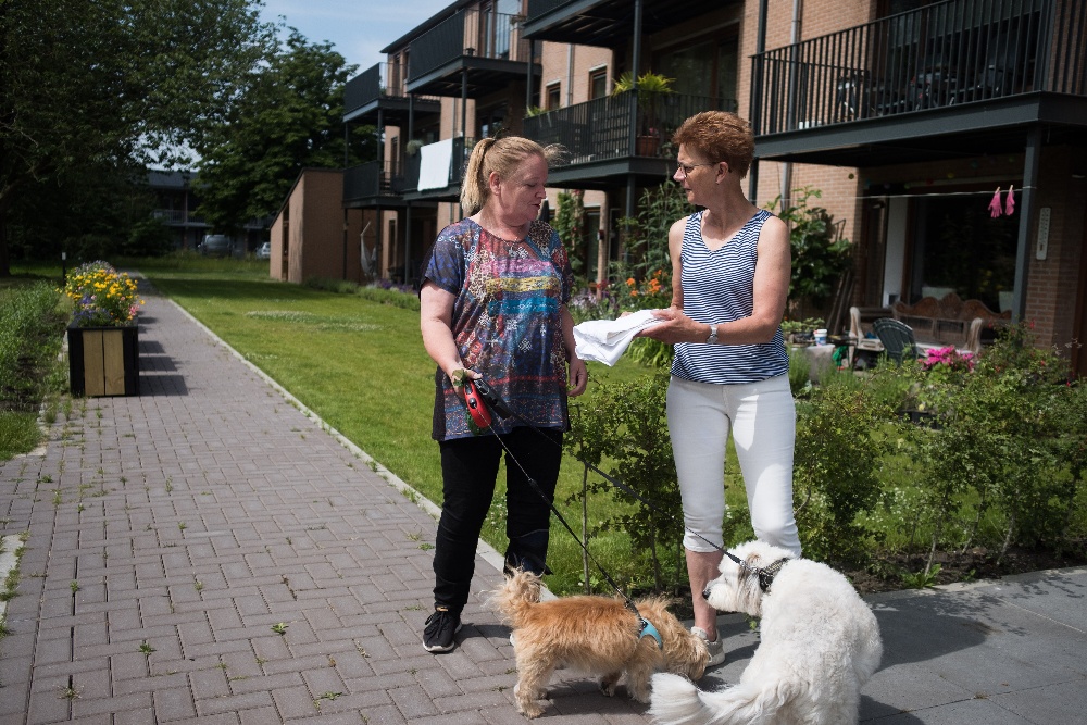 Twee buren ontmoeten elkaar in Winkelmadepark